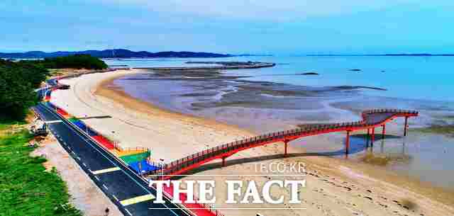 홍성군 남당항 해양분수공원~어사항까지 이어지는 약 1.3km 길이의 모래사장이 펼쳐진 남당항무지개 해안도로가 개장을 앞두고 있다. /홍성군