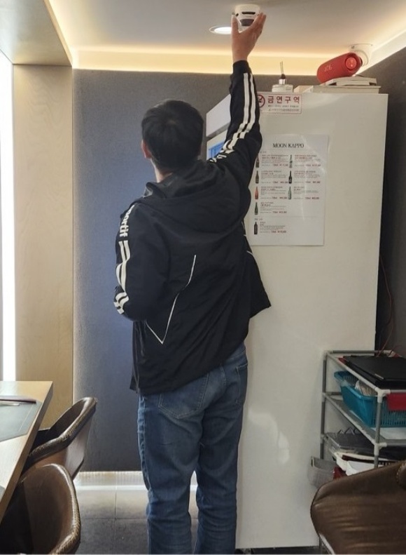 가락골에 화재알림시설을 설치하고 있다. /송파구