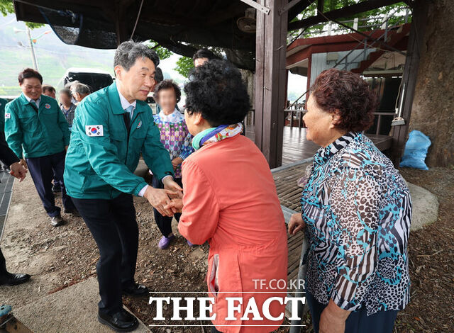 이주호 대통령 권한대행 부총리 겸 교육부 장관이 27일 경남 한국선비문화연구원을 방문해 산불로 피해를 입은 이재민을 위로하고 있다./ 교육부 제공
