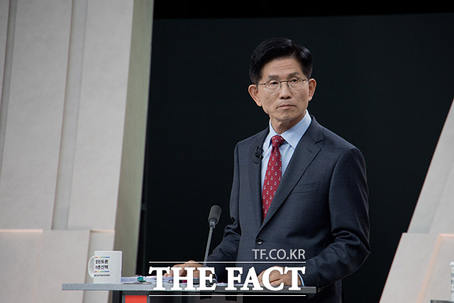 김문수 후보는 토론 내내 이재명 후보의 사법리스크를 집요하게 물고 늘어졌다. 시작 발언부터 김 후보는 범죄자가 자기를 방탄하기 위해 독재를 하는 방탄 독재는 처음 들어본다며 자기를 유죄로 판결했다고 대법원장을 오히려 탄핵하겠다, 특검을 하겠다고 한다고 말했다. /국회사진기자단