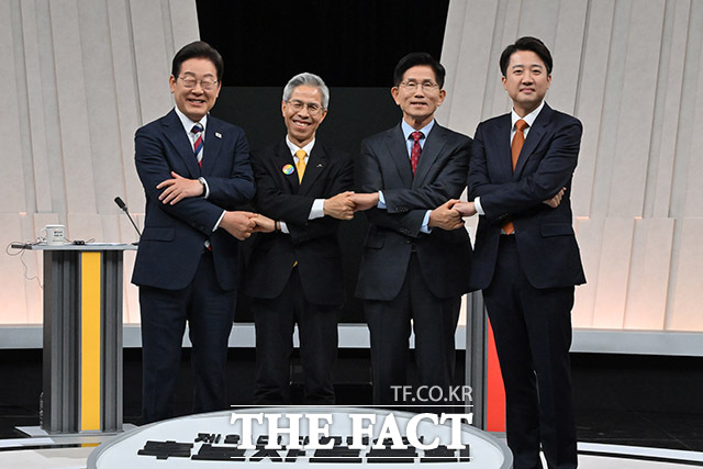 더불어민주당 이재명(왼쪽부터), 민주노동당 권영국, 국민의힘 김문수, 개혁신당 이준석 대선 후보가 27일 서울 마포구 상암동 MBC 스튜디오에서 진행된 정치 분야 TV토론회에 앞서 포즈를 취하고 있다. /국회사진기자단