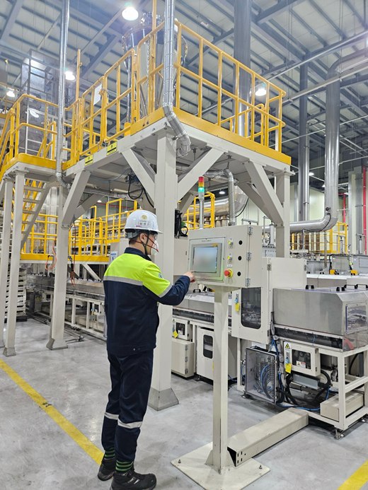 포스코퓨처엠은 올해 안에 리튬망간리치(LMR) 양극재 개발을 완료하고 엔트리·스탠더드 전기차(EV) 시장을 겨냥한 양산 기술 확보와 대규모 수주에 나선다고 27일 밝혔다. 포스코퓨처엠 관계자가 세종 기술연구소 파일럿 플랜트에서 LMR 양극재 제품 생산을 테스트하고 있다. /포스코퓨처엠