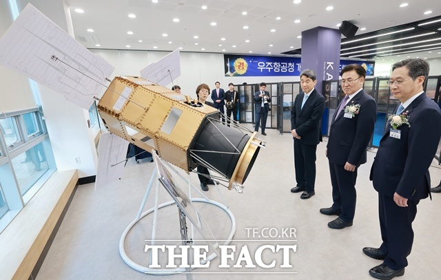 이주호 대통령 권한대행 부총리 겸 교육부 장관이 경남 사천 우주항공청에서 제1회 우주항공의 날 기념식 전시물 다목적실용위성 7호 모형을 유상임 과학기술정보통신부 장관, 윤영빈 우주항공청장과 살펴보고 있다./우주항공청