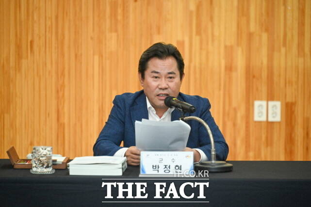 박정현 부여군수가 26일 여성문화회관에서 열린 ‘2025년 하반기 주요업무 보고회’를 주재하고 있다. /부여군