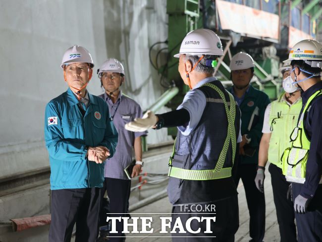 김성중 경기도 행정1부지사가 27일 의정부와 양주시 일대 지하 공사 현장을 점검하고 있다./경기도