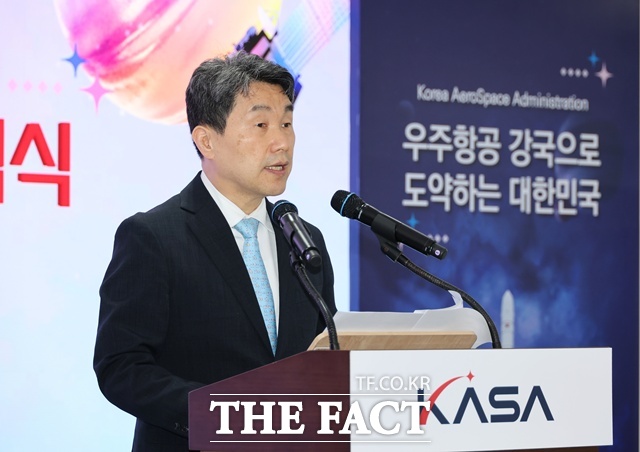 이주호 대통령 권한대행 부총리 겸 교육부 장관이 27일 경남 사천에 위치한 우주항공청에서 개최된 제1회 우주항공의 날 기념식에서 축사를 하고 있다./우주항공청