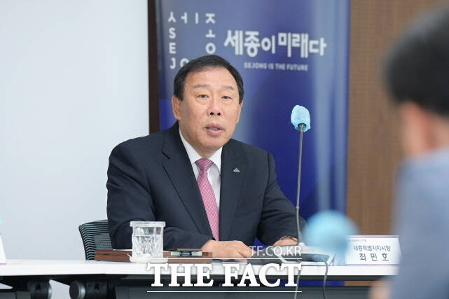 최민호 세종시장이 27일 시청 대회의실에서 확대간부회의를 주재하고 있다. /세종시