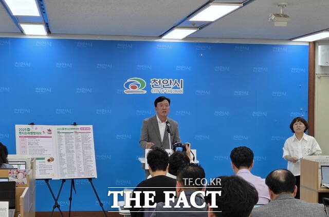 27일 천안시청 브리핑실에서 이명열 천안시 농업환경국장이 빵지순례 빵빵데이 행사를 설명하고 있다./정효기 기자