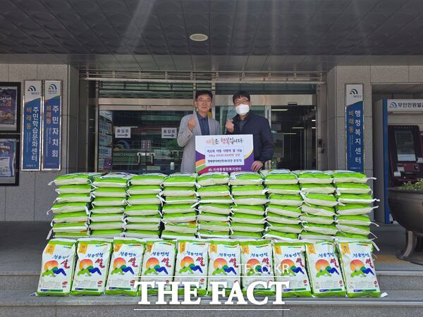 대전 대덕구 비래동 소재 행복한 이비인후과가 27일 가정의 달을 맞아 어려운 이웃을 위해 10kg 백미 100포(300만 원 상당)를 기탁했다. 왼쪽부터 문정기 행복한 이비인후과 원장, 송치선 비래동장./대덕구