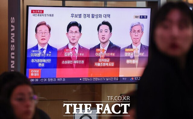 26일 각 당 대선후보 공약에 따르면 민주당, 국민의힘, 민주노동당은 어르신 공약 일환으로 요양병원 간병비 급여화(건강보험 적용)를 대선 공약으로 제시했다./뉴시스