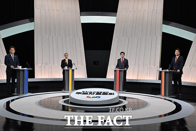 이재명 더불어민주당 대선 후보가 TV토론에서 김문수 국민의힘 후보의 핵공유 공약을 두고 (그러면) 북한에 비핵화를 요구할 수 없다고 비판했다. 더불어민주당 이재명(왼쪽부터), 민주노동당 권영국, 국민의힘 김문수, 개혁신당 이준석 대선 후보가 27일 서울 마포구 상암동 MBC 스튜디오에서 진행된 정치 분야 TV토론회에 참석해 있다. /국회사진기자단