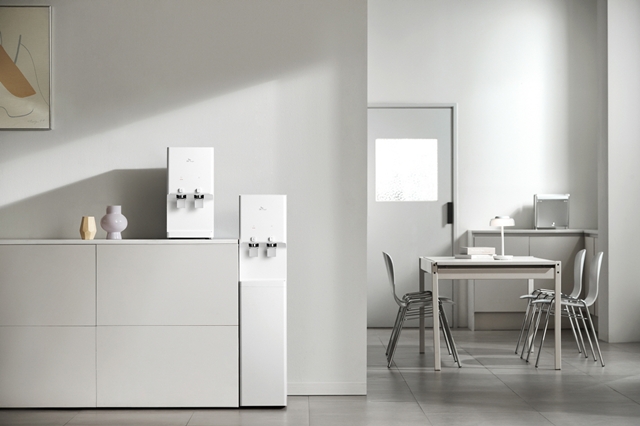 SK매직은 정수된 다량의 물을 저수조에 저장해 공급하는 탱크형 제품 뉴슬림 플러스 정수기를 출시했다고 27일 밝혔다. /SK매직