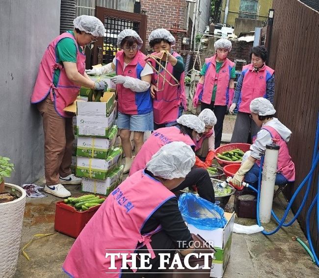 안양시 생활개선회가 취약계층과 나눌 오이지를 담그고 있다./안양시자원봉사센터