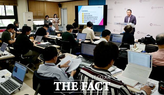 이철 도시계획국장이 27일 시청 브리핑룸에서 아이(i) 플러스 집드림’ 사업에 대해 설명하고 있다./인천시.