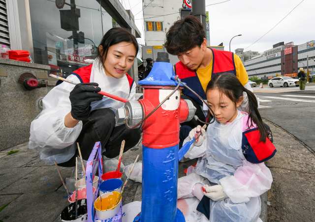 현대모비스는 최근 서울 종로소방서, 임직원과 가족 100여명이 참여해 관내 지상식 소화전을 도색하는 봉사활동을 실시했다. /현대모비스