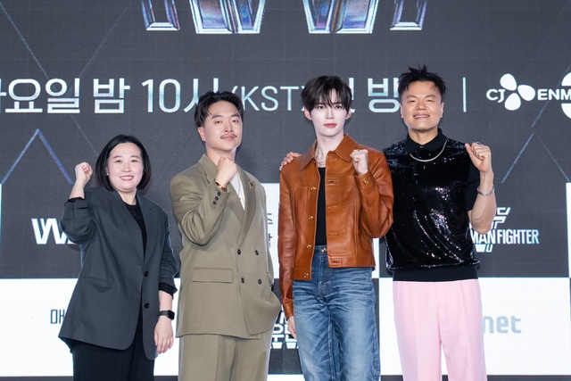 최정남 PD, 댄서 마이크 송, 그룹 제로베이스원(ZEROBASEONE) 성한빈, 가수 겸 프로듀서 박진영(왼쪽부터)이 27일 오전 10시 30분 서울 강남구 에스제이쿤스트할레에서 열린 월드 오브 스트릿 우먼 파이터(WSWF) 제작발표회에서 포즈를 취하고 있다. /Mnet