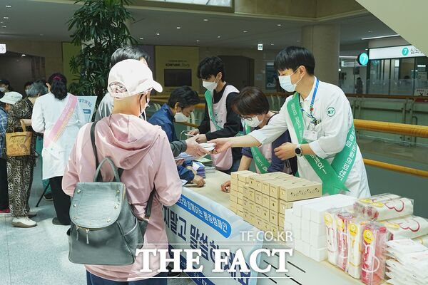 건양대병원은 26일 호스피스병동 입원 환자와 보호자, 내원객을 대상으로 제1회 암성통증 캠페인을 진행했다. 의료진이 리플릿과 안내 자료를 배포하고 있다./건양대병원