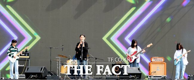안양시 청소년 동아리 포블리스가 청소년축제에서 공연하고 있다./안양시