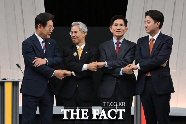 제21대 대통령 선거에 출마한 이재명 더불어민주당, 권영국 민주노동당, 김문수 국민의힘, 이준석 개혁신당 대선 후보(왼쪽부터)가 27일 오후 서울 마포구 상암동 MBC 스튜디오에서 열린 정치 분야 TV토론회에 앞서 기념 촬영을 하고 있다. /국회사진기자단