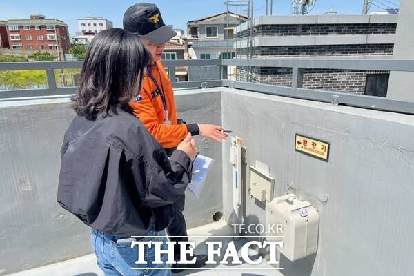 대전소방본부 관계자들이 관내 투·개표소에 대한 사전 안전 점검을 실시하고 있는 모습./대전소방본부