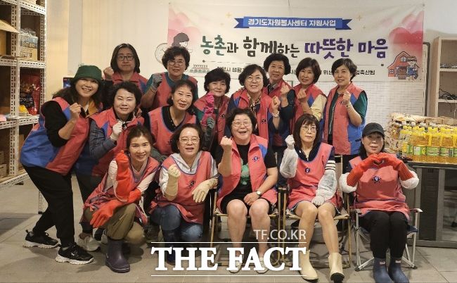 안양시 생활개선회가 손수 만든 전통 먹거리를 지역 내 취약계층에 전달했다./안양시자원봉사센터