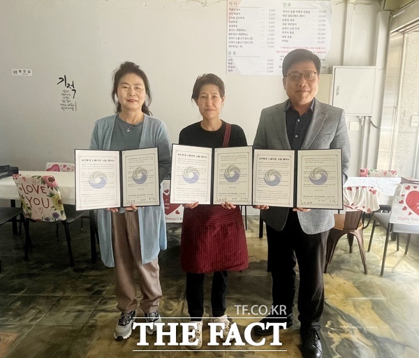 대전 서구 용문동 지역사회보장협의체는 관내 요식업체 ‘너나들이 짜글이’와 26일 저소득 주민 후원을 위한 업무협약을 체결했다. 사진 왼쪽부터 최옥순 용문동 지역사회보장협의체 위원장, 김기원 너나들이 짜글이 대표, 이근선 용문동장. /대전 서구