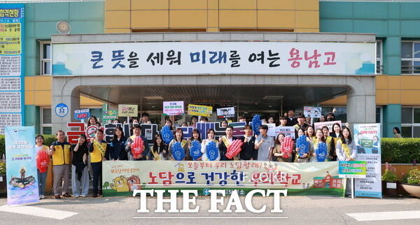 계룡시가 26일과 27일 등굣길 금연 캠페인을 진행했다. /계룡시