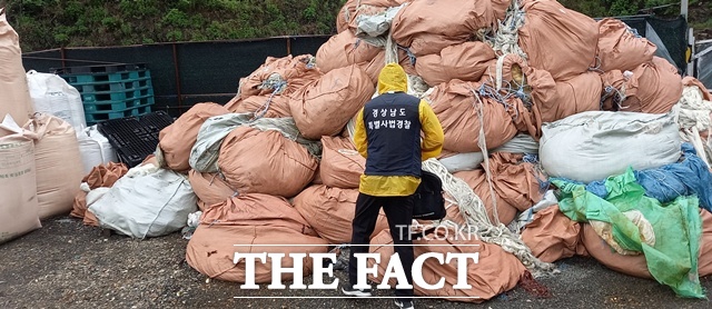 경남도 특별사법경찰은 6월 한 달간 폐기물 불법 처리 행위에 대한 기획수사를 한다./경남도