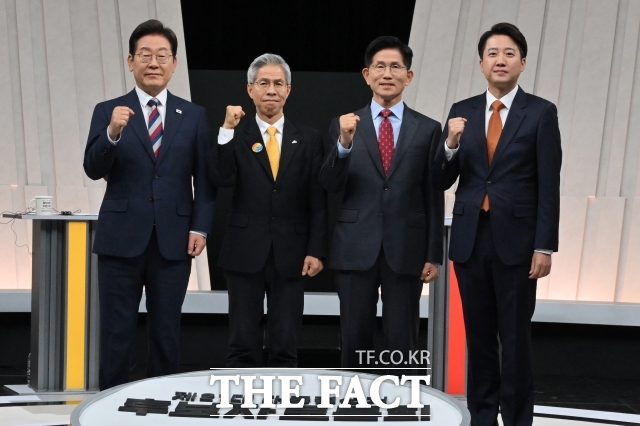 제21대 대통령 선거에 출마한 이재명 더불어민주당, 권영국 민주노동당, 김문수 국민의힘, 이준석 개혁신당 대선 후보(왼쪽부터)가 27일 오후 서울 마포구 상암동 MBC 스튜디오에서 열린 정치 분야 TV토론회에 앞서 기념 촬영을 하고 있다. /국회사진기자단