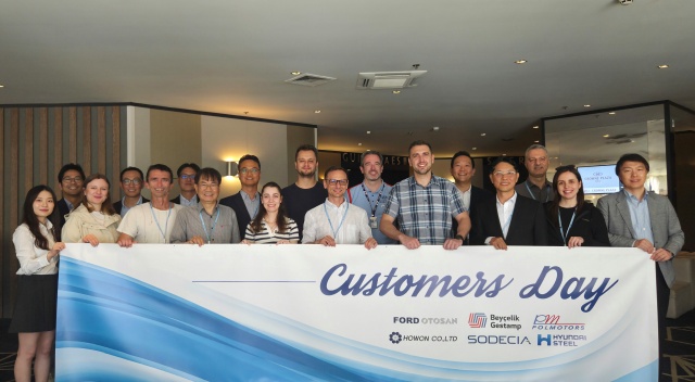 현대제철 및 글로벌 고객사 임직원들이 커스터머스 데이 행사에서 단체로 기념 촬영을 하고 있다. /현대제철