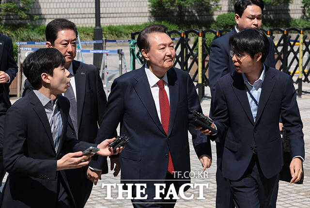 지난 대선 당시 윤석열 전 대통령의 명예를 훼손했다는 의혹을 수사하는 검찰이 전현직 기자들을 무혐의 처분했다. 윤석열 전 대통령이 지난 26일 오전 서울 서초구 서울중앙지방법원에서 열린 내란 우두머리 혐의, 직권남용 권리행사방해 혐의 사건 5차 공판에 출석하고 있다. /사진공동취재단