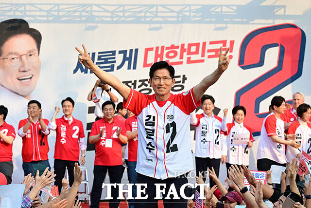 더불어민주당이 김문수 국민의힘 후보를 공직선거법 위반 혐의로 경찰에 고발한다. 김 후보가 단 한 사람도 비리로 수사받거나 구속되거나 한 사람이 없다고 발언한 것이 허위사실에 해당한다는 이유다. /남윤호 기자