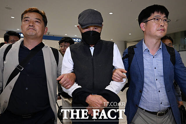 탈세 혐의로 재판에 넘겨지고도 해외에 머물며 재판에 불출석한 허재호 대주그룹 전 회장이 27일 오후 인천국제공항을 통해 송환되고 있다. /인천국제공항=서예원 기자