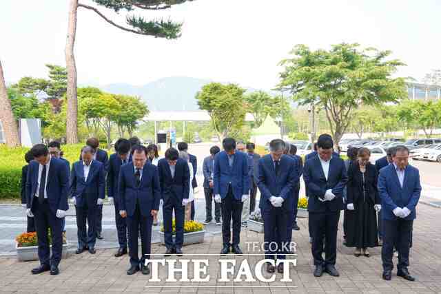 27일 김지철 교육감을 비록한 도교육청 간부들이 추모공간에서 묵념을 올리고 있다. /충남교육청