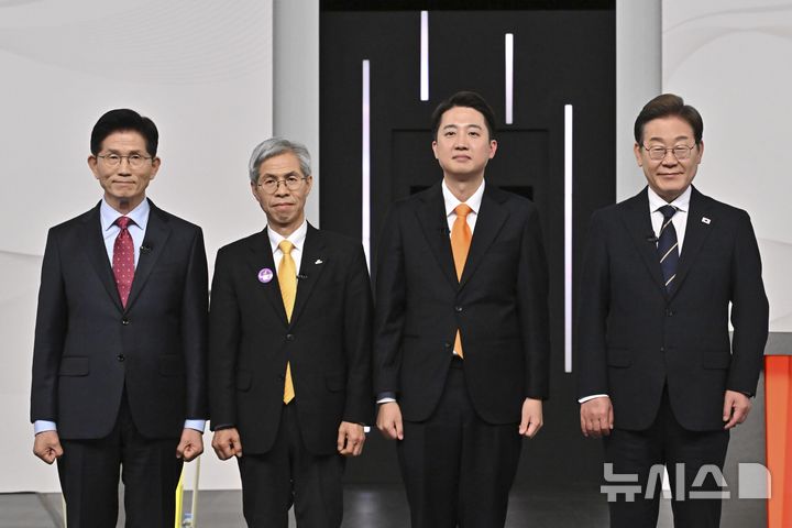 18일 서울 마포구 SBS프리즘타워에서 열린 중앙선거방송토론위원회 주관 제21대 대통령선거 후보자 토론회에서 각 정당 대선 후보들이 선전을 다짐하고 있다. 왼쪽부터 국민의힘 김문수, 민주노동당 권영국, 개혁신당 이준석, 더불어민주당 이재명 대선후보. 2025.05.18./뉴시스