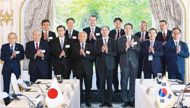 한일 국교 정상화 60주년을 맞아 서울에서 27일 한일경제협회, 일한경제협회, 일한산업기술협력재단이 공동으로 제57회 한일경제인회의가 열렸다. 사진은 지난 26일 열린 경제인 사전환담 기념촬영. /산업통상자원부