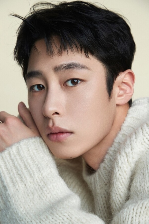 배우 이재욱이 데뷔 때 목표인 딱 한 작품에라도 주요 배우 중 한 명으로 출연하는 것을 이뤘다며 때문에 항상 감사한 마음으로 매 작품 임하고 있다고 밝혔다. /로그스튜디오