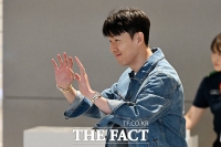  손흥민 '팬들 응원에 손인사 화답' [포토]