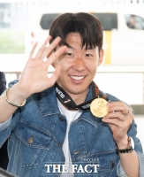  손흥민 '유로파리그 우승 메달 자랑' [포토]