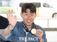 손흥민, 유로파리그 우승 메달 목에 걸고 '금의환향' [TF사진관]