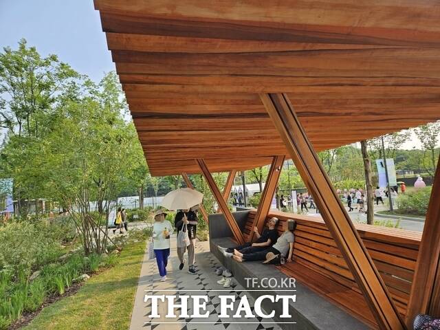 28일 오전 2025 서울국제정원박람회에 조성된 경동나비엔 정원의 온도에서 시민들이 더위를 피하고 있다. /동작구=우지수 기자
