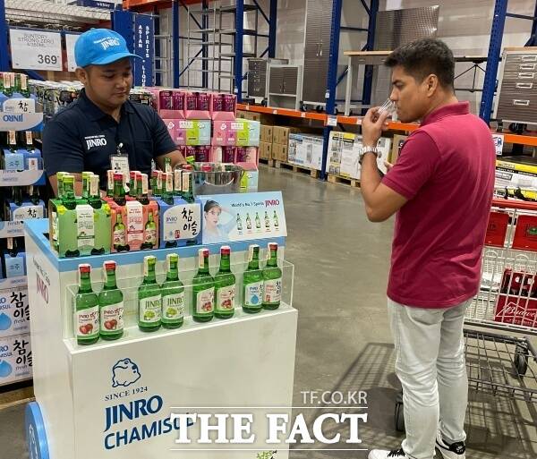 필리핀 현지 회원제 창고형 할인마트인 S&R에서 한 소비자가 진로 소주를 시음하고 있다. /문은혜 기자