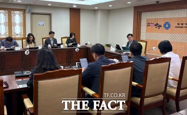 김능식 안양부시장이 지방재정 신속집행 점검회의를 주재하고 있다./안양시