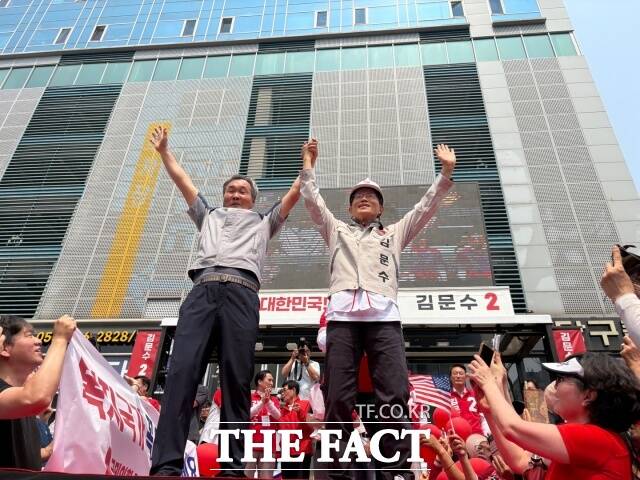 김문수(오른쪽) 국민의힘 대선 후보가 28일 오전 경남 창원시 상남동 분수광장 인근에서 유세를 하고 있다. /창원=김수민 기자