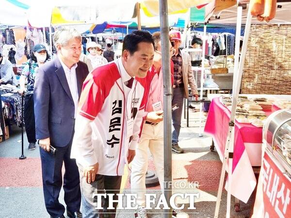 장동혁 국민의힘 국회의원(국힘 중앙선대위 종합상황실장)이 28일 오후 대전 대덕구 신탄진시장을 방문해 전통시장을 돌며 상인들에게 김문수 후보 지지를 호소하고 있다./국민의힘 대전시당