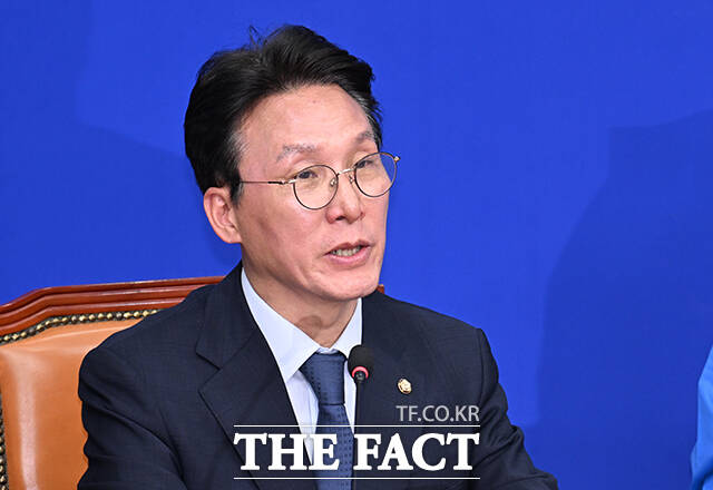 김민석 더불어민주당 상임공동선대위원장은 28일 이준석 개혁신당 대선 후보를 향해 정치수준은 역시 개장사라며 이제 은퇴할 때가 됐다. 정치 과하게 오래 했다. 국민주권의 새 시대에 맞지 않는 구태 정치 이준석이라고 비판했다. /박헌우 기자