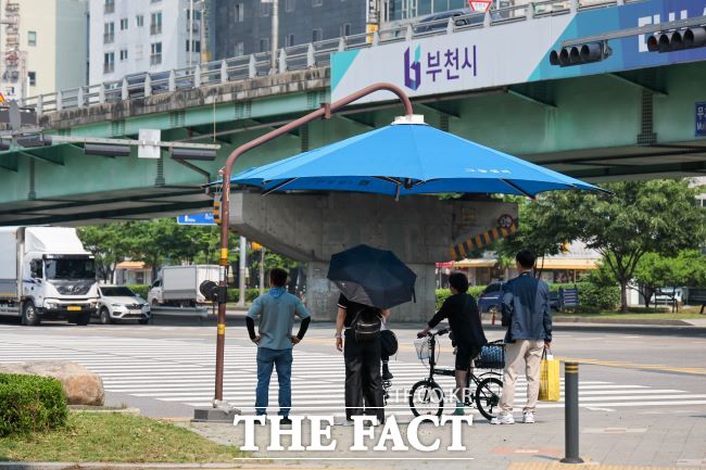 길주로에 설치된 그늘막에서 시민들이 더위를 피하고 있다./부천시