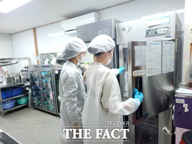 천안시가 어린이집 집단급식소를 대상으로 식중독 예방 지도점검을 하고 있다./천안시