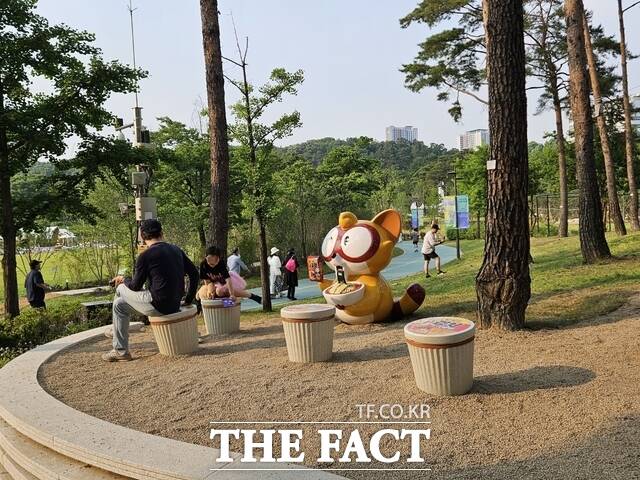 28일 오전 서울시 동작구 보라매공원 2025 서울국제정원박람회에 조성된 농심 정원에서 시민들이 앉아 시간을 보내고 있다. /동작구=우지수 기자