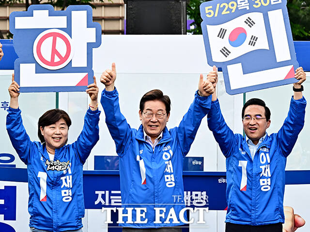 유권자들에게 인사하는 이재명 후보.